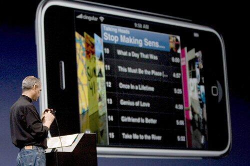 Steve Jobs präsentiert das iPhone der ersten Generation