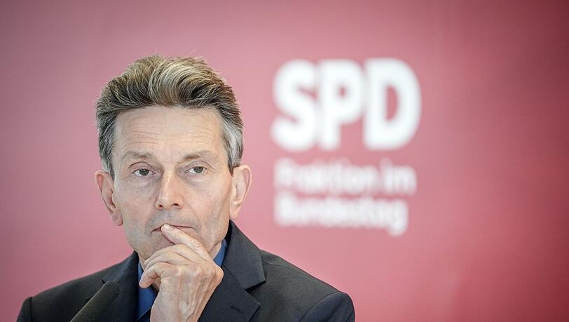 Rolf Mützenich, Vorsitzender der SPD-Bundestagsfraktion, gibt zu Beginn der Sitzung seiner Bundestagsfraktion ein Pressestatement.