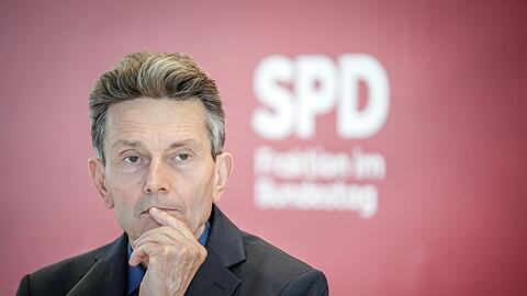 Rolf Mützenich, Vorsitzender der SPD-Bundestagsfraktion, gibt zu Beginn der Sitzung seiner Bundestagsfraktion ein Pressestatement.