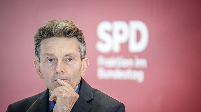 Rolf Mützenich, Vorsitzender der SPD-Bundestagsfraktion, gibt zu Beginn der Sitzung seiner Bundestagsfraktion ein Pressestatement.