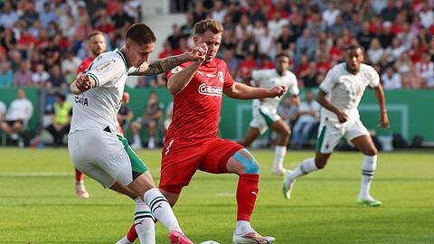 Dank einer souveränen Vorstellung hat Gladbachs Tomas Cvancara (l) mit seiner Mannschaft die zweite Runde erreicht.