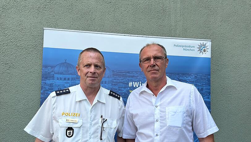 Anton Schmucker, neuer Leiter der Polizeiinspektion Sonderdienste PI SD und sein Vorgänger, Franz Hindl. Anton Schmucker, neuer Leiter der Polizeiinspektion Sonderdienste PI SD und sein Vorgänger, Franz Hindl.