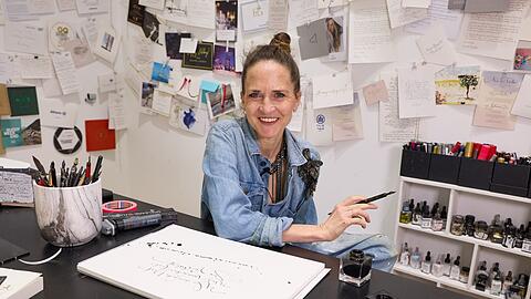 Handschmerzen kennt die Performance-K&uuml;nstlerin nicht, sagt sie. Wenn sie einmal loslege, sei sie einfach im Flow.