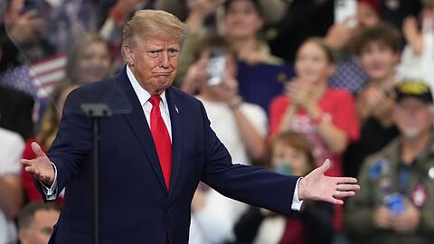 Trump lobt bei seinen Wahlkampfauftritten im Land oft seine eigene Politik - doch viele Menschen machen ihn f&uuml;r hohe Lebenshaltungskosten verantwortlich. (Archivbild)