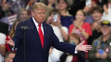 Trump lobt bei seinen Wahlkampfauftritten im Land oft seine eigene Politik - doch viele Menschen machen ihn f&uuml;r hohe Lebenshaltungskosten verantwortlich. (Archivbild)