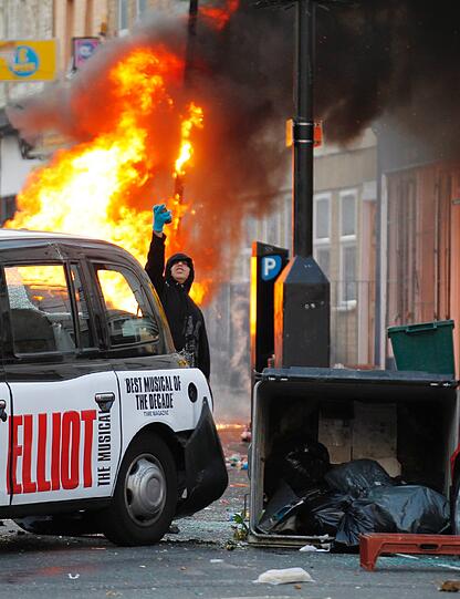 Brennende Autos, aufgebrochene Läden, Gewalt gegen Polizeibeamte und jetzt der erste Tote - seit Samstag Abend dauern die Krawalle in London an.