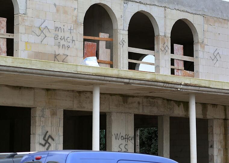 Hakenkreuze am Moschee-Neubau in Dormagen.