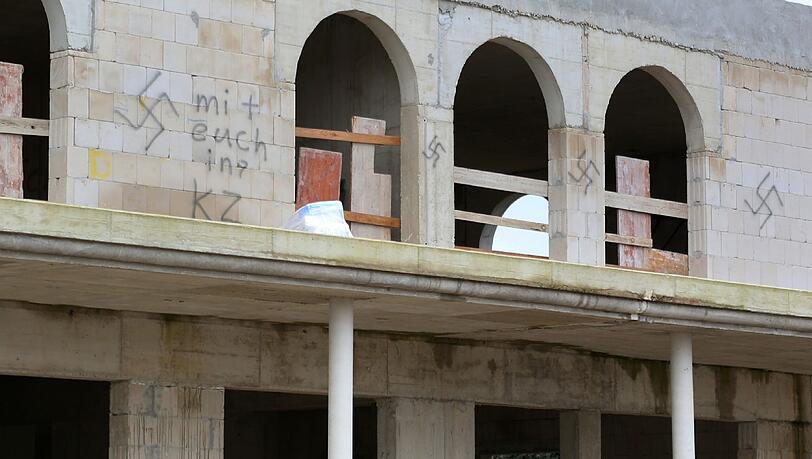 Hakenkreuze am Moschee-Neubau in Dormagen.