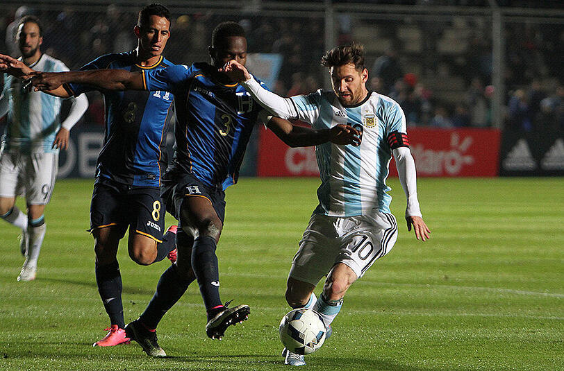 Der Argentinier Lionel Messi (rechts) im Zweikampf mit Honduras Maynor Figueroa.