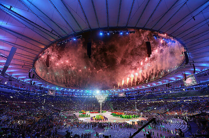 Die Bilder der knallbunten und komplett verregneten Abschlussfeier der olympischen Spiele von Rio.