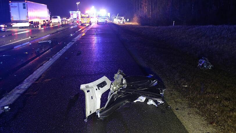 Auch am Sattelschlepper ist der Crash mit dem Sportwagen nicht spurlos vorbeigegangen, dabei hat sich die Aufhängung von einem Reifen gelöst und ist samt diesem über die Autobahn geflogen.
