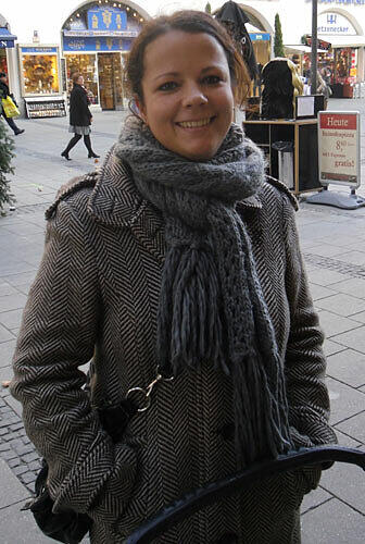 Gloria Weinberger (32), Röntgenassistentin: &bdquo;Mein diesjähriger Weihnachtswunsch ist ganz klar und wirklich simpel: Geld. Ich möchte nämlich nächstes Jahr mit zwei Freundinnen eine Reise nach Amerika machen und weiß, dass die nicht billig werden kann. Von wem ich mir das Reisegeld wünsche? Von meinen Eltern natürlich!
