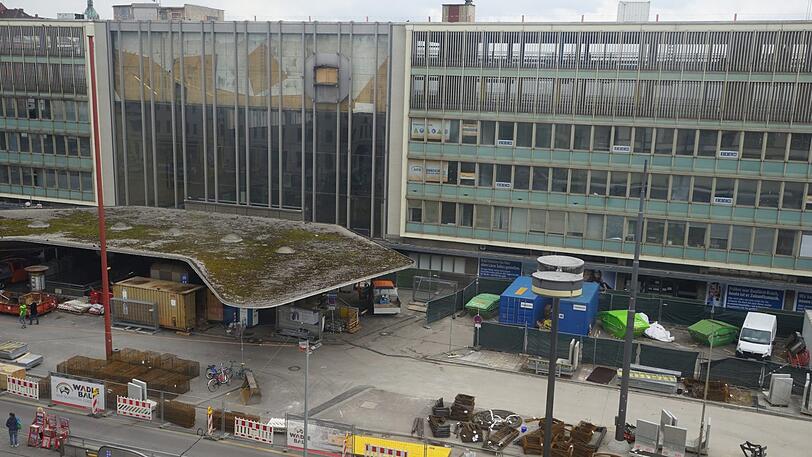 Die alte Schalterhalle mit Schwammerl, aber schon ohne Uhr.