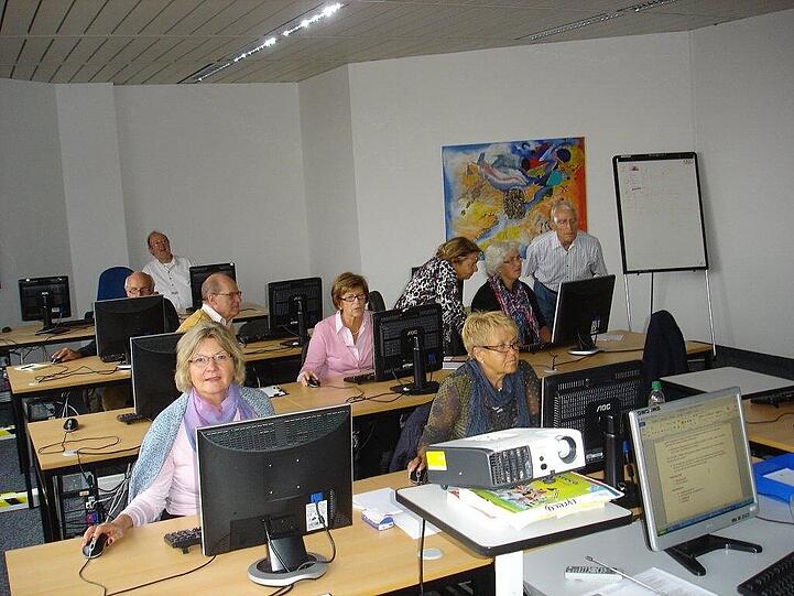 So wie hier Gleichgesinnten beim Berufsfortbildungswerk (bfw) in Haidhausen wird Online-Startern in Neuaubingdas Internet näher gebracht.