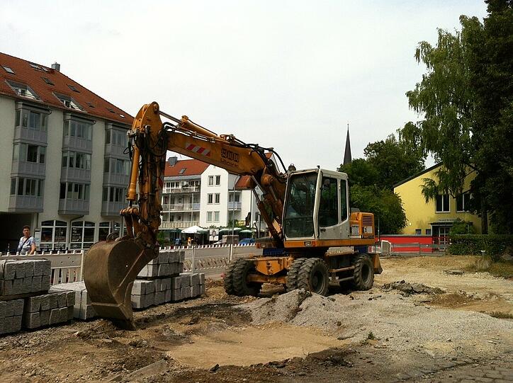 Ein Bagger arbeitet auf dem Wochenmarkt-Platz.