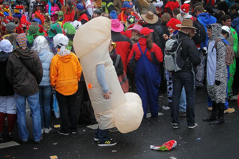 4 c: Die Penis-Schwellkörper können bei einer Erektion etwa das 40-Fache der normalen Blutmenge aufnehmen.