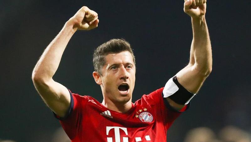 Münchens Robert Lewandowski, hier nach dem gewonnenen Spiel gegen Werder Bremen. Foto: Christian Charisius/Archivbild Münchens Robert Lewandowski, hier nach dem gewonnenen Spiel gegen Werder Bremen. Foto: Christian Charisius/Archivbild