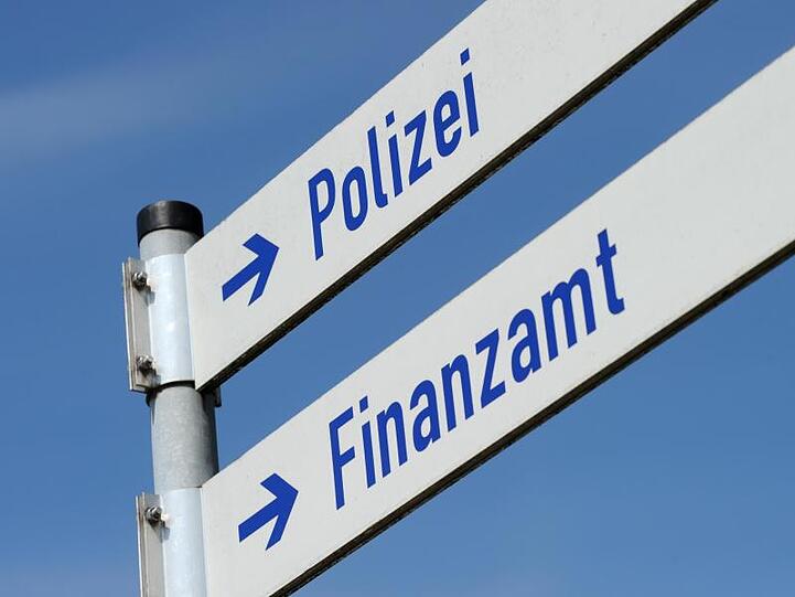 Hinweisschild zu einem Finanzamt. Foto: Tobias Hase/dpa/Archivbild