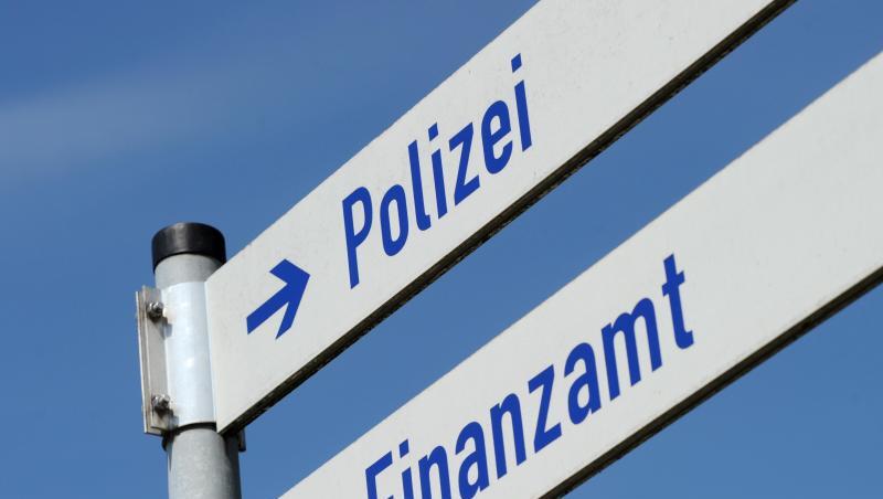 Hinweisschild zu einem Finanzamt. Foto: Tobias Hase/dpa/Archivbild Hinweisschild zu einem Finanzamt. Foto: Tobias Hase/dpa/Archivbild