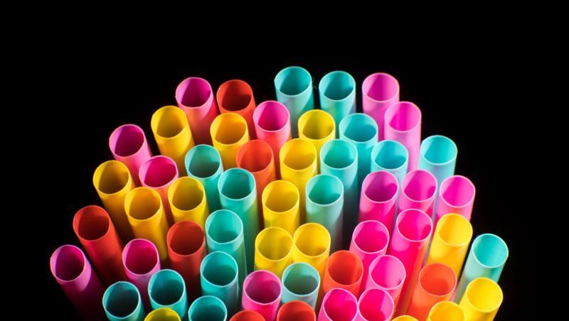 2018 war der Beschluss gefallen, ab Sommer 2021 in der EU Einwegprodukte aus Kunststoff, für die es gute Alternativen gibt, zu verbieten. Das betrifft etwa Plastikbesteck und -teller sowie Strohhalme. 2018 war der Beschluss gefallen, ab Sommer 2021 in der EU Einwegprodukte aus Kunststoff, für die es gute Alternativen gibt, zu verbieten. Das betrifft etwa Plastikbesteck und -teller sowie Strohhalme.