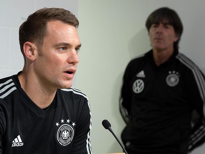 Manuel Neuer spricht mit Journalisten. Foto: Federico Gambarini/dpa