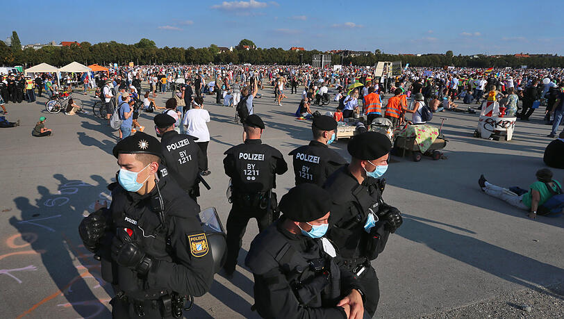 Polizisten bei einer Demonstration gegen die Corona-Maßnahmen auf der Theresienwiese. (Archivbild)