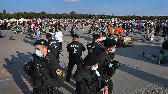 Polizisten bei einer Demonstration gegen die Corona-Maßnahmen auf der Theresienwiese. (Archivbild)