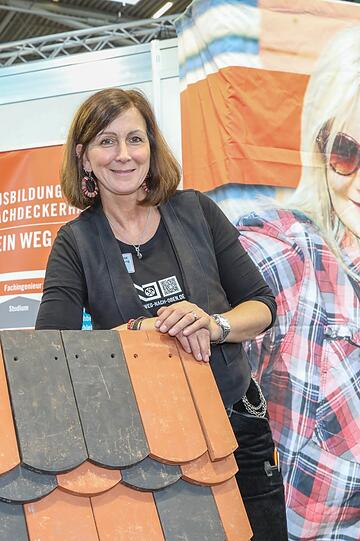 Dagmar Frank wirbt für den Beruf des Dachdeckers.