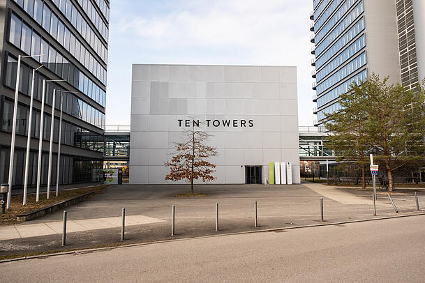 Der alte Eingang zu den Ten Towers soll modernisiert und größer werden. Darum herum soll es mehr Grün geben. Der alte Eingang zu den Ten Towers soll modernisiert und größer werden. Darum herum soll es mehr Grün geben.