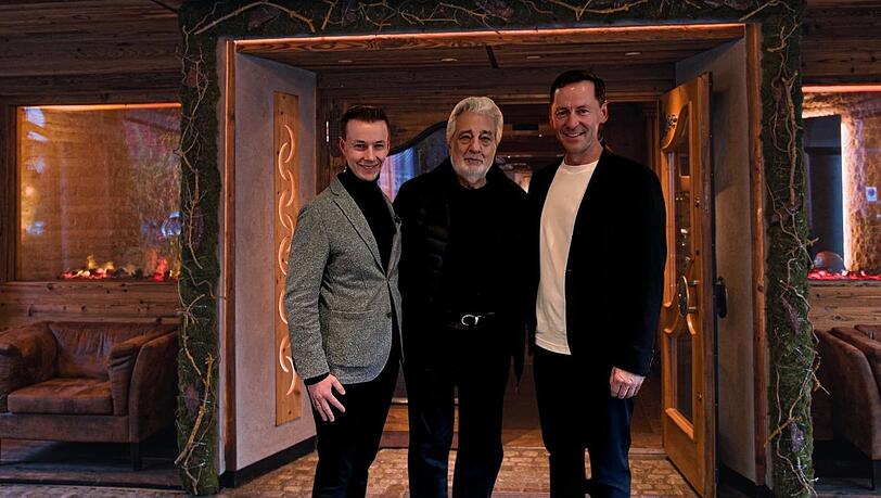 Alfons Weiß (l) mit Startenor Placido Domingo (M) und Bayerwaldhof-Inhaber Thomas Mühlbauer.