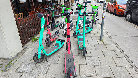 F&uuml;r Fu&szlig;g&auml;nger sind E-Scooter oft l&auml;stig, wenn sie (so wie hier an der Arnulfstra&szlig;e) auf dem Gehweg abgestellt werden.