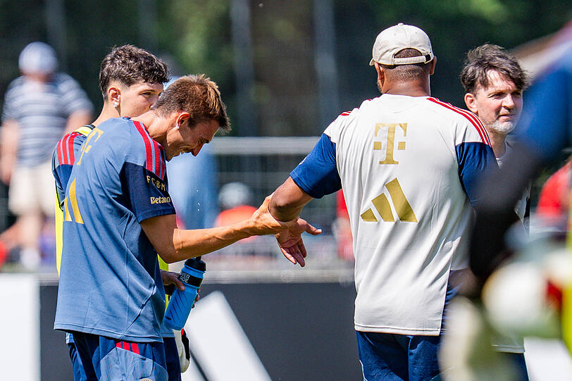 Spa&szlig; im Training: Jo&atilde;o Palhinha (l.) und Trainer Vincent Kompany.