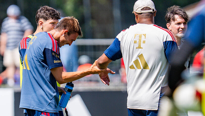Spaß im Training: João Palhinha (l.) und Trainer Vincent Kompany. Spaß im Training: João Palhinha (l.) und Trainer Vincent Kompany.