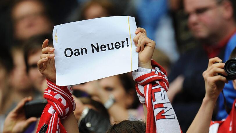 Das Lager ist gespalten: Auf der einen Seite Fans die "Pro Manuel Neuer"- Schilder in die Luft halten ... Das Lager ist gespalten: Auf der einen Seite Fans die "Pro Manuel Neuer"- Schilder in die Luft halten ...
