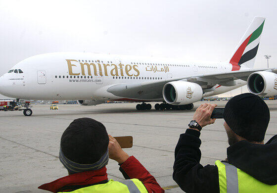 Die Emirates-Maschine landete am Mittag von Dubai kommend bei diesigem Wetter auf dem Münchner Airport. Bilder vom A380 in München