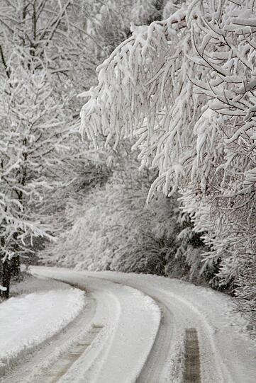 Auch im Erzgebirge hat es geschneit. Hier liegt der Schnee teils schon richtig hoch.