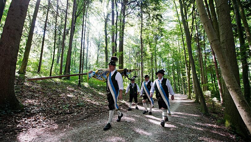 Männer in Trachten gehen in Berg (Bayern) durch ein Waldstück. Die "Königstreuen" kamen an der Votivkapelle im Schlosspark bei Berg zu einer Gedenkfeier anlässlich des 128. Todestages von König Ludwig II. zusammen. Männer in Trachten gehen in Berg (Bayern) durch ein Waldstück. Die "Königstreuen" kamen an der Votivkapelle im Schlosspark bei Berg zu einer Gedenkfeier anlässlich des 128. Todestages von König Ludwig II. zusammen.