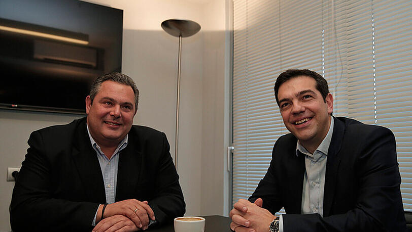 Künftige Koalitionspartner im Gespräch am Montag: Chef der "Unabhängigen Griechen" Panos Kammenos(l) und Syriza-Chef Alexis Tsipras. Die Koalitionsgespräche laufen auf Hochtouren. (Archivbild) Künftige Koalitionspartner im Gespräch am Montag: Chef der "Unabhängigen Griechen" Panos Kammenos(l) und Syriza-Chef Alexis Tsipras. Die Koalitionsgespräche laufen auf Hochtouren. (Archivbild)