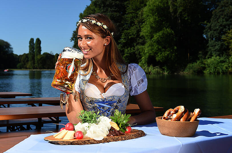 Fotoshooting im Englischen Garten: Das Wiesn-Playmate 2015 ist Jessica Kühne aus Günzburg.