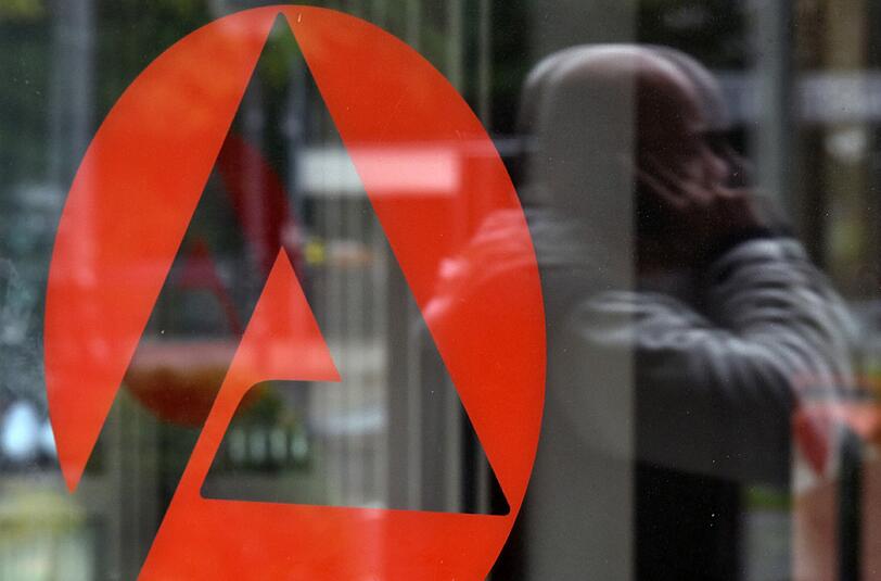 Das Arbeitslosengeld reicht meist nicht, um unerwartete Kosten abzudecken. Sozialhilfeempfänger bekommen teilweise große Finanzprobleme.