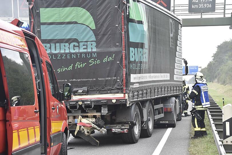 Nach dem Unfall mit drei Lastwagen auf der A99 kam es zu kilometerlangen Rückstaus.