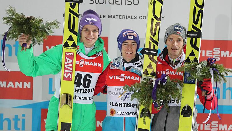 Stefan Kraft (M) aus Österreich bei der Siegerehrung. Links Deutschlands Andreas Wellinger (2. Platz) und rechts der Pole Piotr Zyla (Dritter). Stefan Kraft (M) aus Österreich bei der Siegerehrung. Links Deutschlands Andreas Wellinger (2. Platz) und rechts der Pole Piotr Zyla (Dritter).