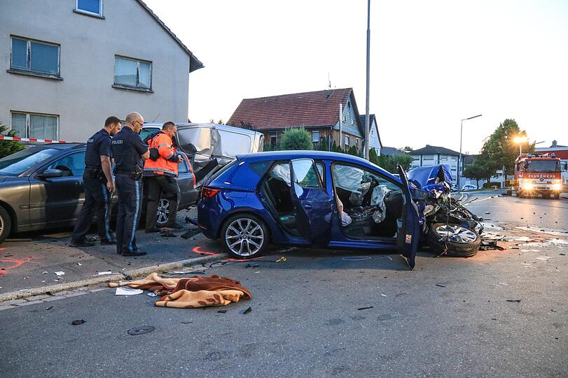 Spektakuläre Szenen im Landkreis Coburg: Ein 19-Jähriger will sich einer Polizeikontrolle entziehen und hinterlässt eine Spur der Verwüstung - die Bilder vom Einsatz.