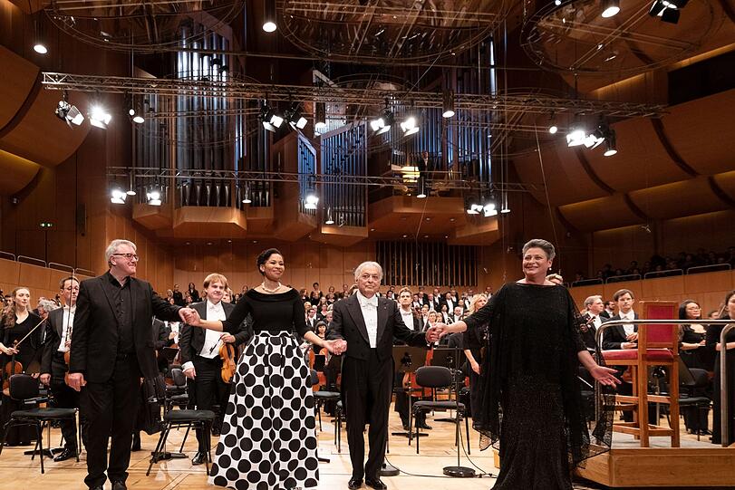 Howard Arman (Choreinstudierung), Golda Schultz (Sopran), Zubin Mehta und Gerhild Romberger (Mezzosopran) beim Schlussapplaus.