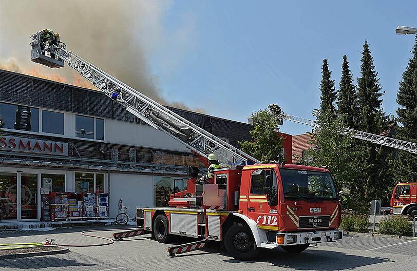 In Aubing löste der Brand auf einem Flachdach einen Großeinsatz aus. Die Bilder.