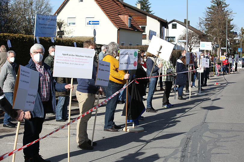 "Die Tram ist unnötig!" An der Kieferngarten-Siedlung demonstrieren am Samstag 116 Anwohner gegen die geplante Tram-Wendeschleife vor den Häusln.