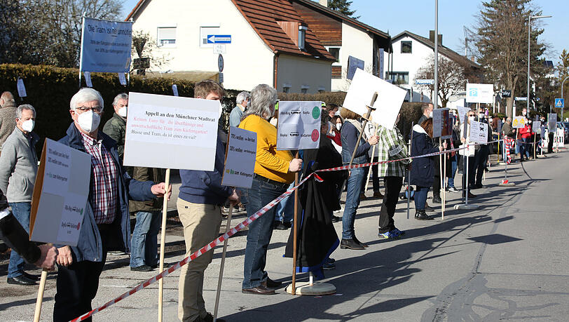 "Die Tram ist unnötig!" An der Kieferngarten-Siedlung demonstrieren am Samstag 116 Anwohner gegen die geplante Tram-Wendeschleife vor den Häusln. "Die Tram ist unnötig!" An der Kieferngarten-Siedlung demonstrieren am Samstag 116 Anwohner gegen die geplante Tram-Wendeschleife vor den Häusln.