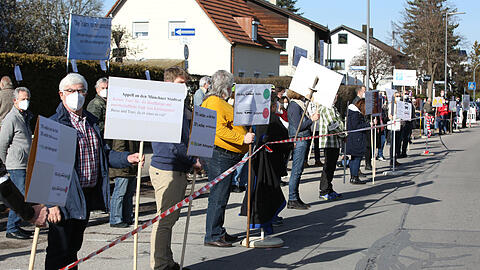 "Die Tram ist unnötig!" An der Kieferngarten-Siedlung demonstrieren am Samstag 116 Anwohner gegen die geplante Tram-Wendeschleife vor den Häusln.