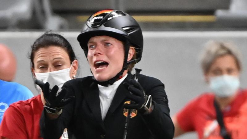 Fünfkämpferin Annika Schleu (M) ist nach dem Reiten fassungslos Bundestrainerin Kim Raisner (l) wurde einen Tag danach von Olympia ausgeschlossen.