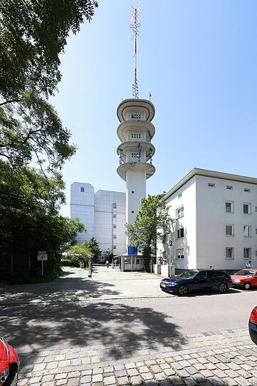 Münchens erster Fernsehturm in der Blutenburgstraße.